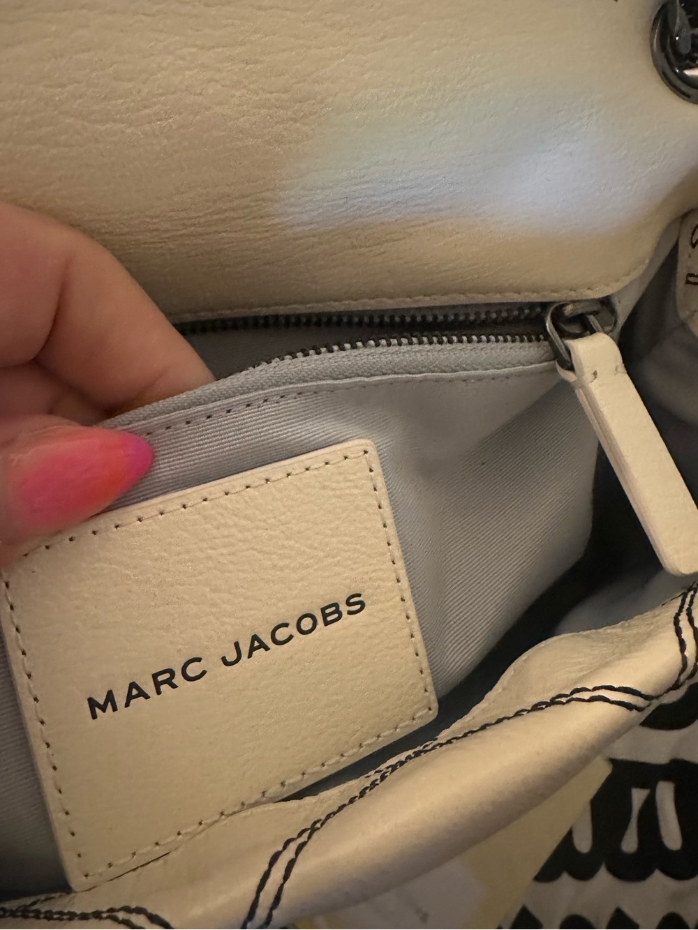 Marc Jacobs Quilted Cream Leather Shoulder Bag with Contrast Stitching, Medium. - Picture 5 of 15